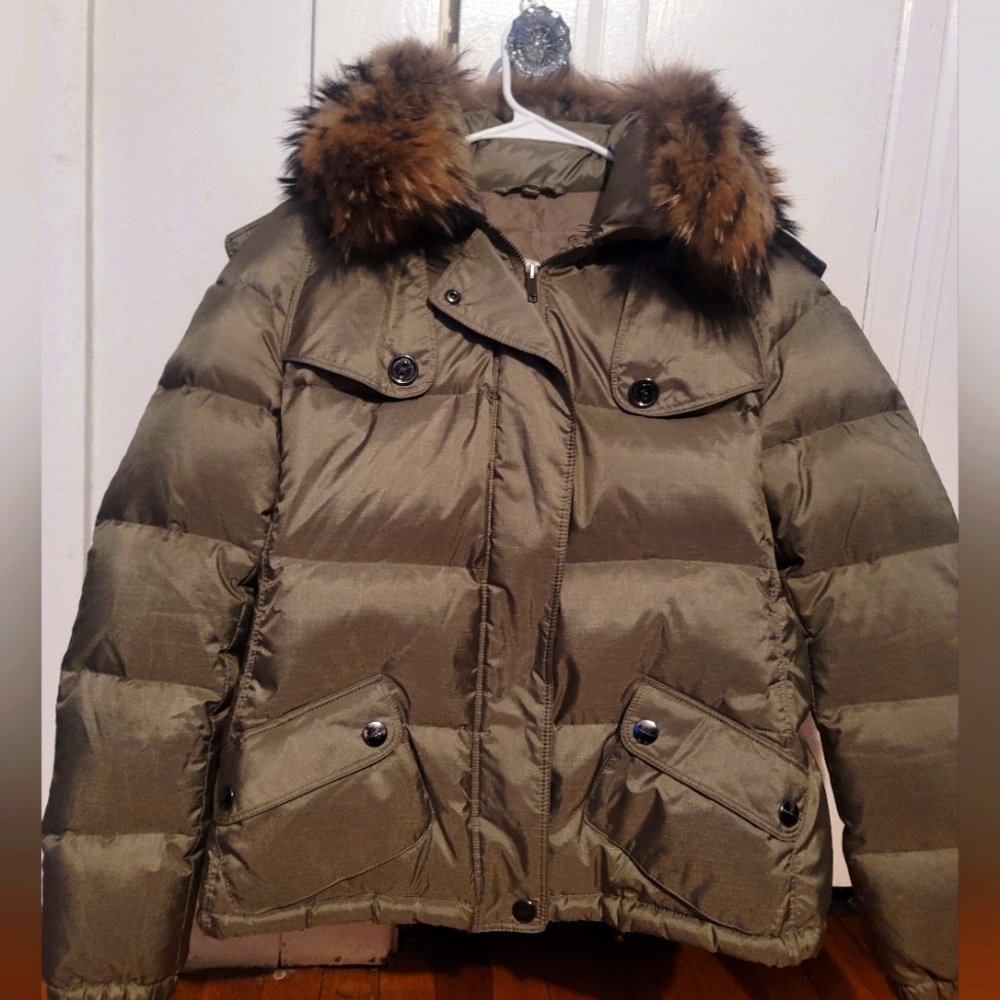 Women's Burberry Puffer Jacket💕 NEGOTIABLE WITH PRICE
